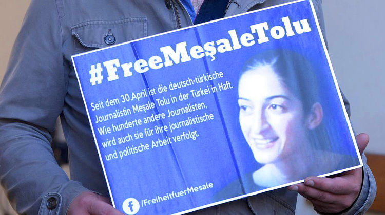 Deutsche Journalistin Tolu kommt unter Auflagen aus Haft frei