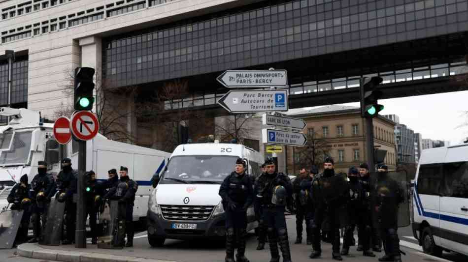 Chaos in der EU: "Gelbwesten" demonstrieren erneut in ganz Frankreich 