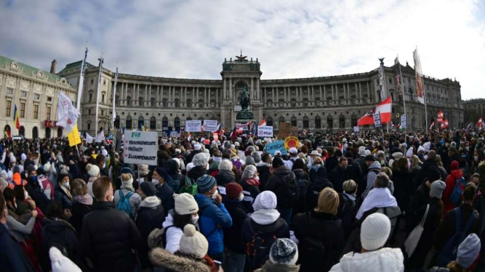 Zehntausende Menschen demonstrieren in Wien gegen Corona-Lockdown und Impfungen