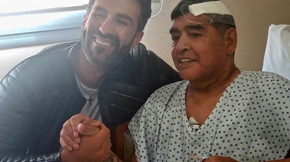 Maradona darf acht Tage nach Gehirn-OP Krankenhaus verlassen