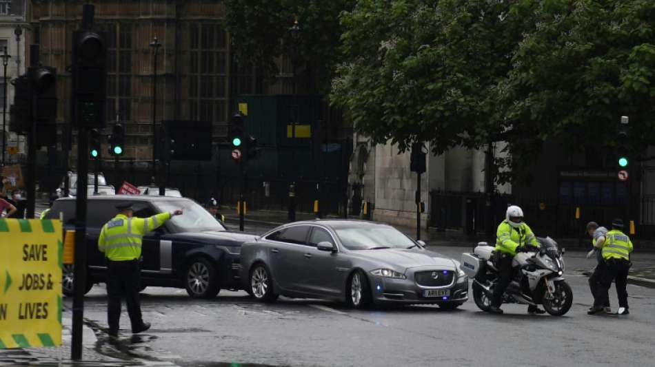 Auto von Johnson in London von Begleitfahrzeug gerammt