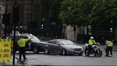 Auto von Johnson in London von Begleitfahrzeug gerammt