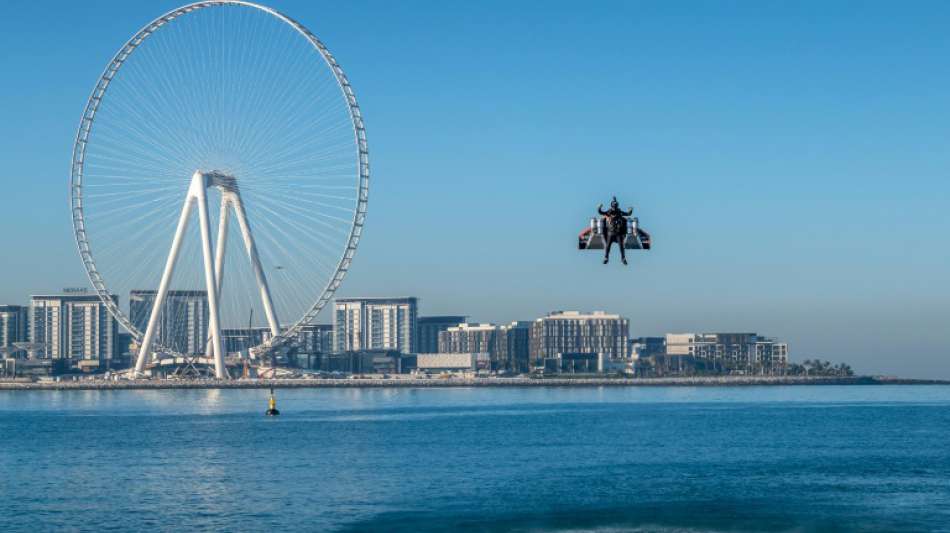 Französischer "Jetman" stellt mit Flugmanöver in Dubai neuen Rekord auf