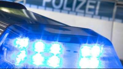 Autofahrer rast in Fußgängergruppe - ein Toter und drei Verletzte