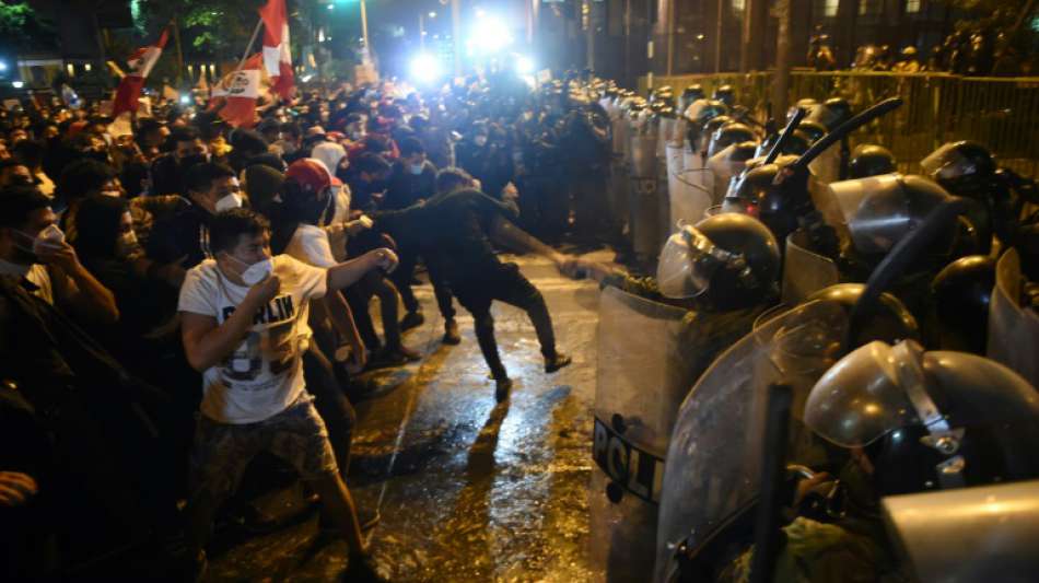 Tausende Menschen protestieren in Peru gegen Absetzung Vizcarras