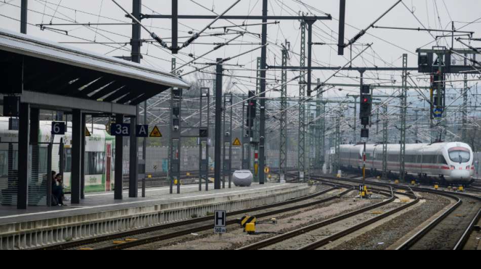 Bahn stellt Fernverkehr wegen Sturmtief "Sabine" bundesweit ein