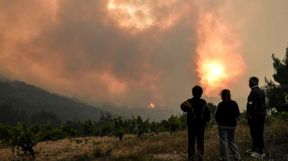 Waldbrand bedroht nördliche Vororte von Athen 