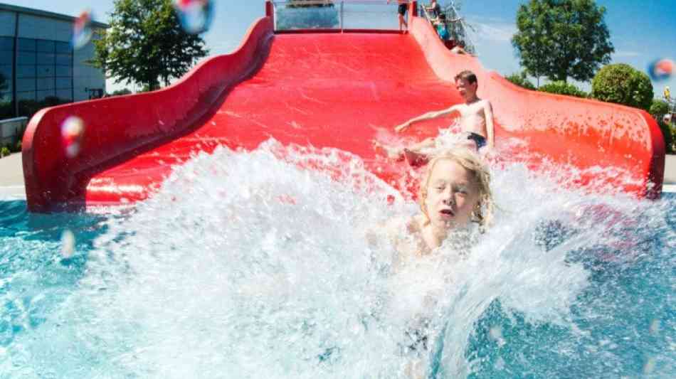 Eltern schauen im Freibad mehr aufs Smartphone als auf ihre Kinder