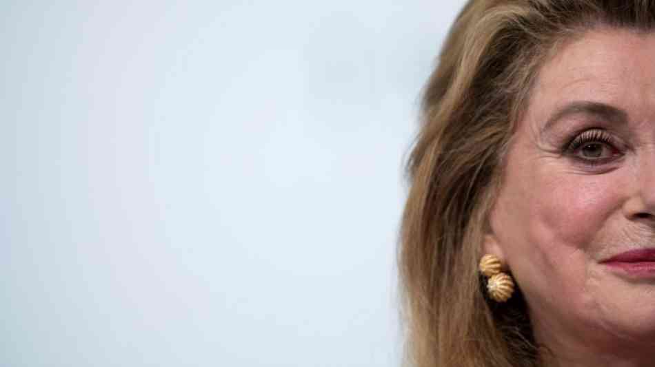 Deneuve amüsiert sich in der Rolle von tyrannischen Schauspielerin