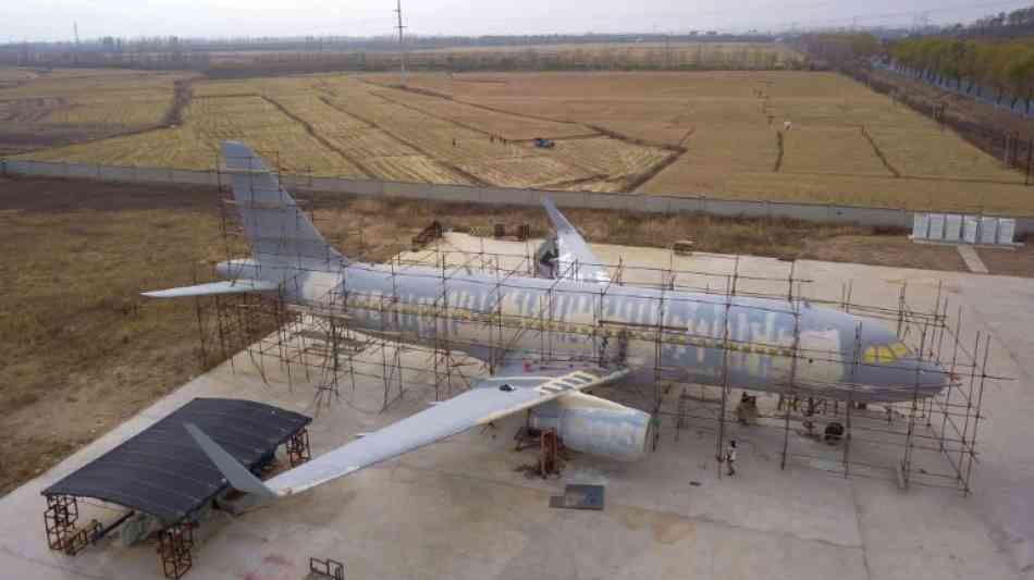 Chinesischer Bauer baut gigantischen Airbus A320 auf dem Acker nach