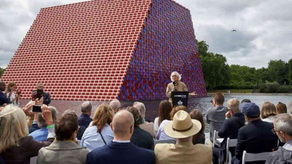 Christo enthüllt neues Kunstwerk "Mastaba" im Londoner Hyde Park