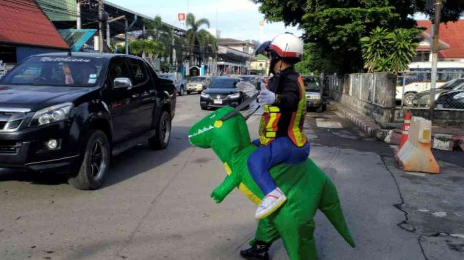 Nakhon Nayok: Ein "Dinosaurier" sorgt für Ordnung im Straßenverkehr