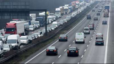 Auto: ADAC warnt vor staureichstem Wochenenden der Saison