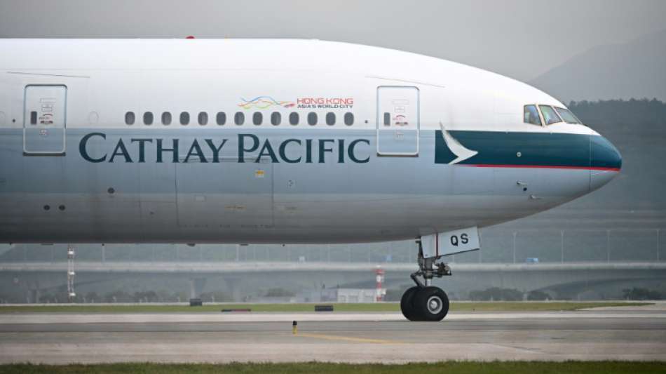 Fluglinie Cathay Pacific will alle Mitarbeiter in unbezahlten Urlaub schicken