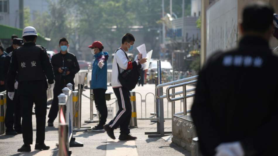 Jugendliche in Peking und Shanghai kehren an Schulen zurück