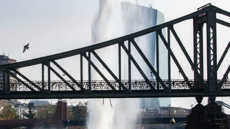 Bomben-Sprengung erzeugt riesige Wasserfontäne in Frankfurt 