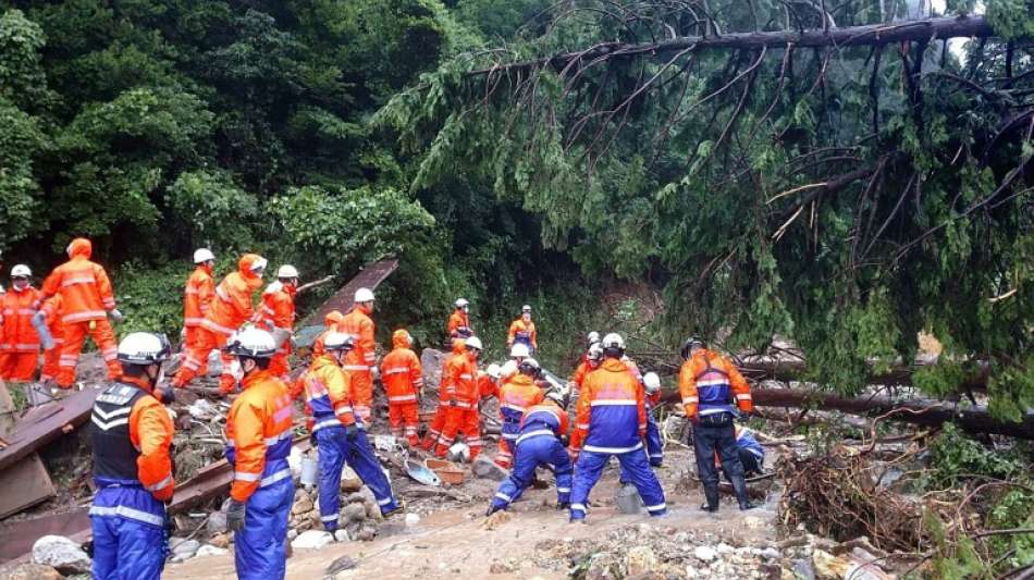 Überschwemmungen und Erdrutsche durch heftige Regenfälle in Japan