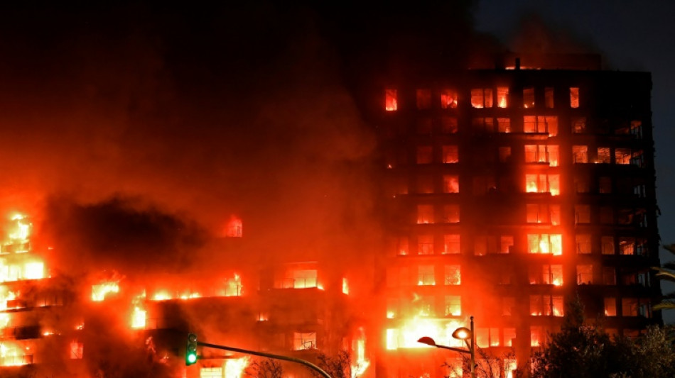 Feuerwehr sucht nach Hochhausbrand in Spanien nach 14 Vermissten