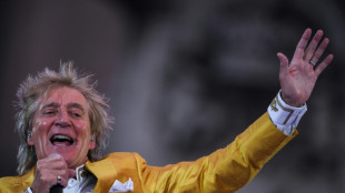 Rod Stewart to play Glastonbury legends slot