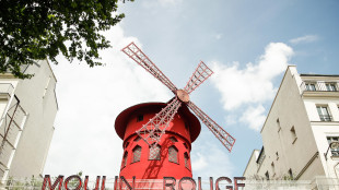 Parigi, cadute le pale del Moulin Rouge, nessun ferito