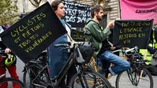 Sécurité à vélo: des centaines de personnes rassemblées à Paris contre la "violence motorisée"