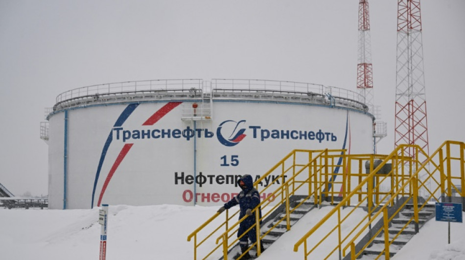 Arábia Saudita e Rússia prorrogam cortes na produção de petróleo