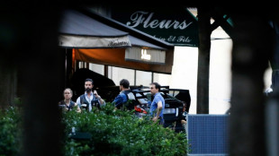 Une voiture fonce sur une terrasse à Paris: un mort, la piste de l'accident privilégiée
