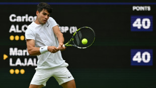 Atual campeão, Alcaraz vence na estreia em Wimbledon
