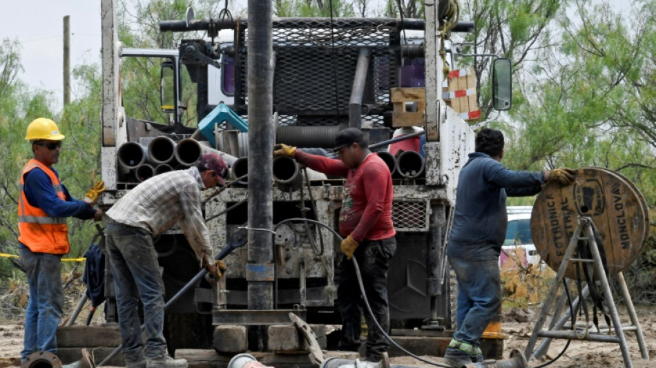 "Abrupto" aumento de nivel de agua en mina con 10 obreros atrapados en México