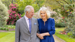 Carlo e Camilla in Scozia, missione abbreviata per le elezioni