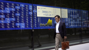 Borsa: l'Asia in lieve rialzo con lo yen debole, Tokyo +0,5%