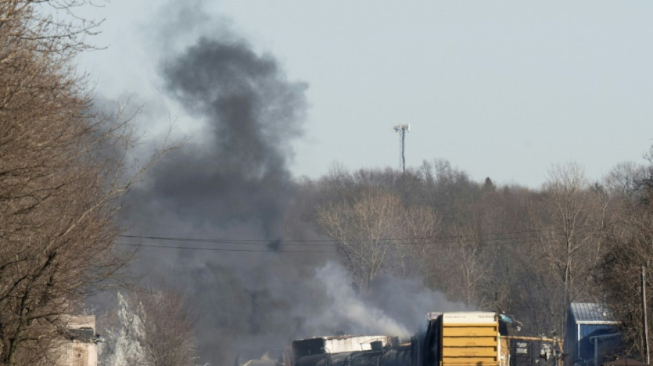 L'administration Biden tente de rassurer après le déraillement d'un train de produits chimiques