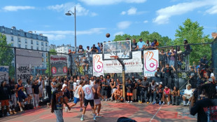 Basket: des stars mondiales du streetball dribblent sur les terrains parisiens