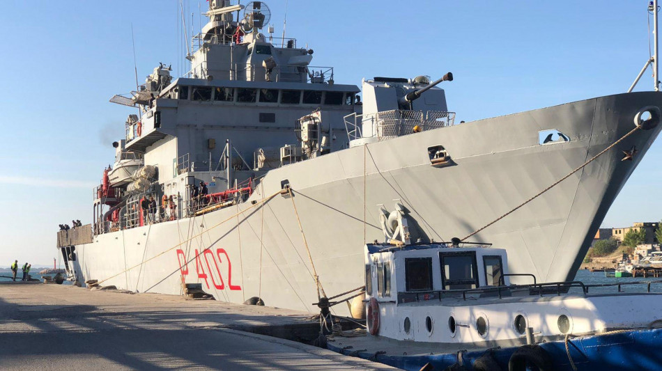 Arrivata in Albania la nave della Marina con 16 migranti