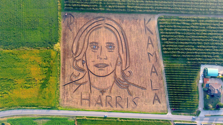 Aratro e trattore, maxi ritratto in landart di Kamala Harris