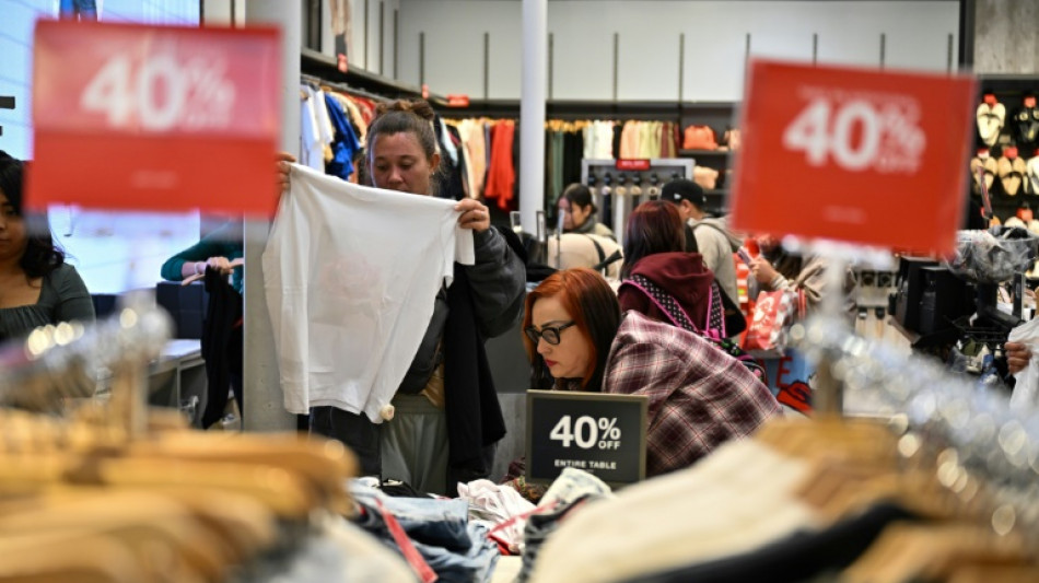 Consumidores se lanzan en busca de ofertas durante el "Black Friday" de EEUU