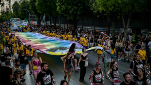 Lei do casamento homoafetivo 'não basta', denunciam gregos na Marcha do Orgulho