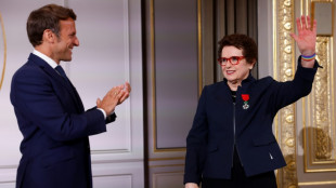 Macron décore Billie Jean King, icône du tennis mondial