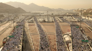 Fieles musulmanes realizan el último gran ritual del peregrinaje anual del hach en Arabia Saudita