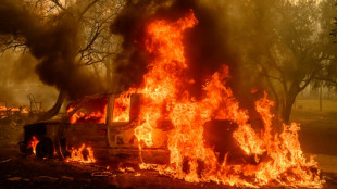 Evacuan a miles de personas por incendio fuera de control en California