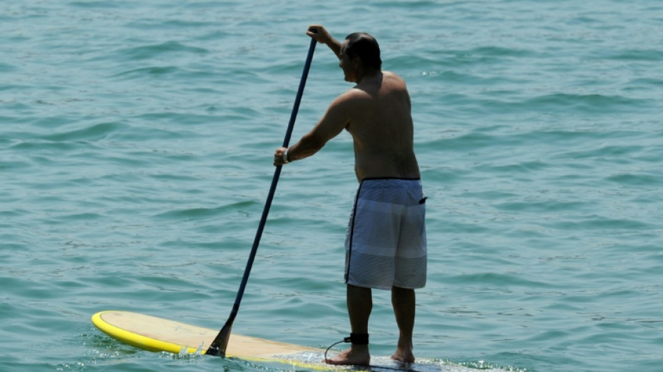 Bombeiros resgatam dezenas de praticantes de 'stand up paddle' em Copacabana