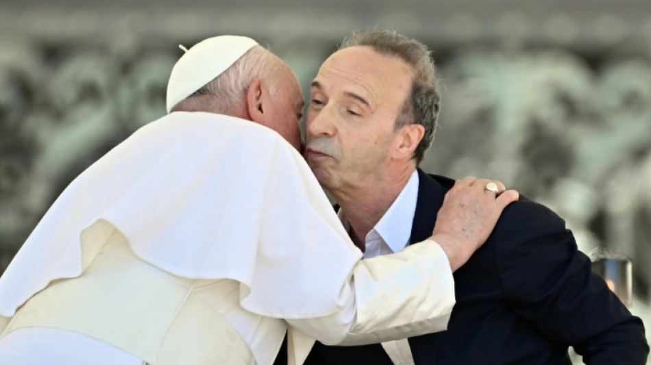 El actor Roberto Benigni roba el protagonismo al papa Francisco en el Vaticano