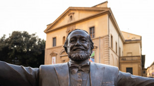 In centinaia per inaugurare la statua di Pavarotti a Pesaro