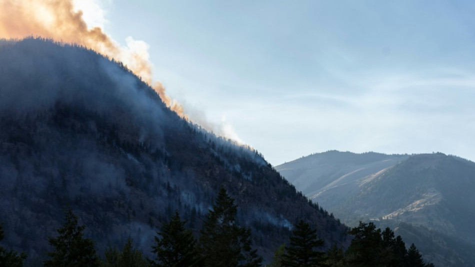 Miles de personas evacuadas por incendios en norte y oeste de Canadá