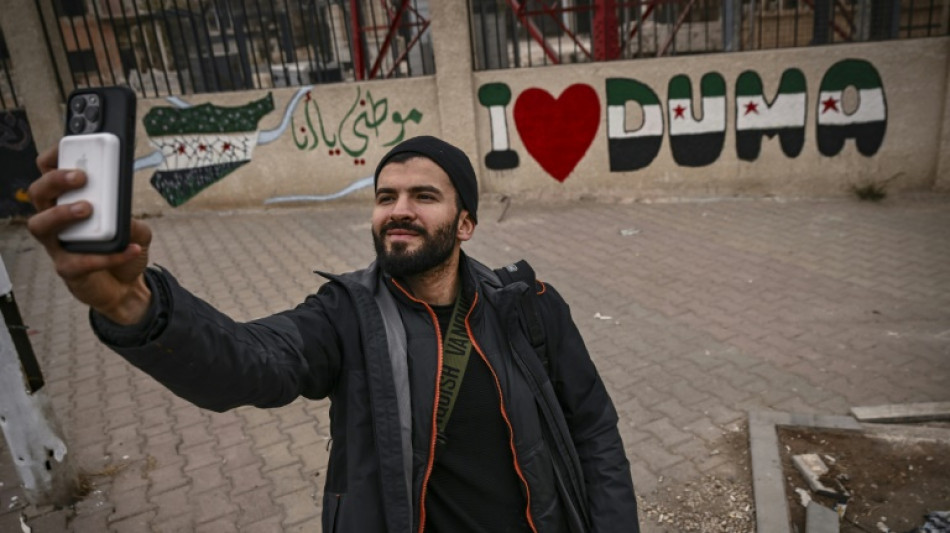 El emotivo regreso del fotógrafo de AFP Sameer al-Doumy a su ciudad siria