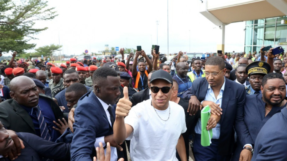 Mbappé visita Camarões, país de seu pai