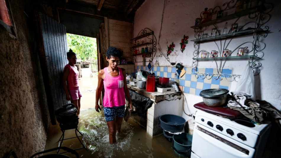 Hurricane Ian leaves Cuba without power, takes aim at Florida