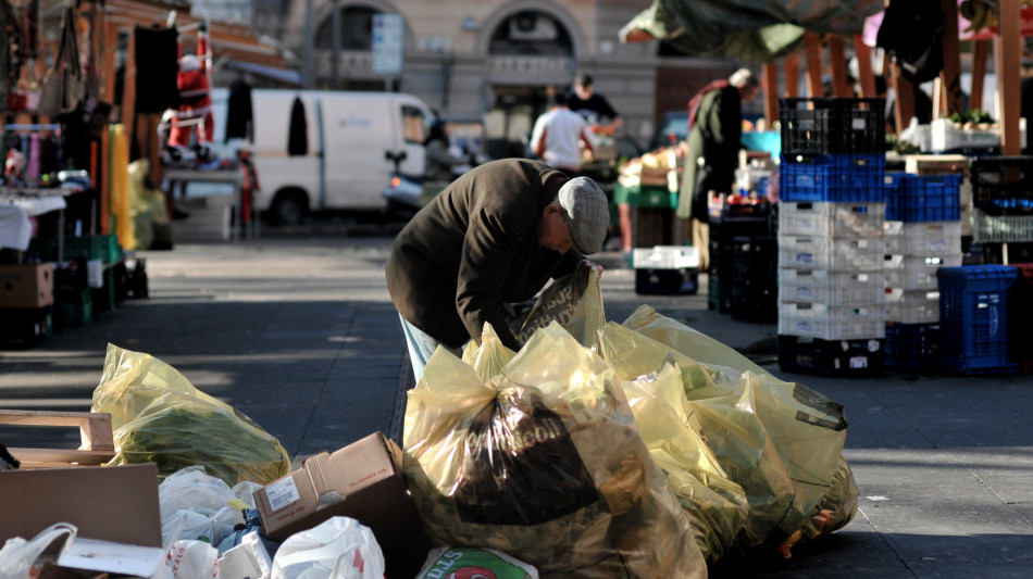 Diminuisce popolazione a rischio povertà, nel 2023 è 18,9%