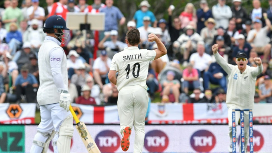 England lose three quick wickets in reply to New Zealand's 348