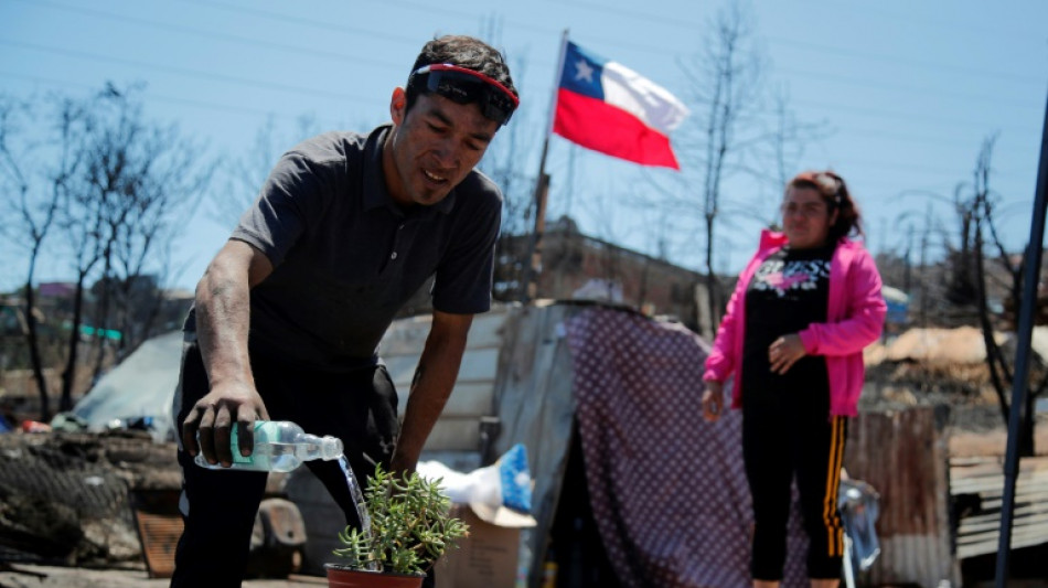 Chilenos rearman sus hogares en los mismos barrios consumidos por incendios 